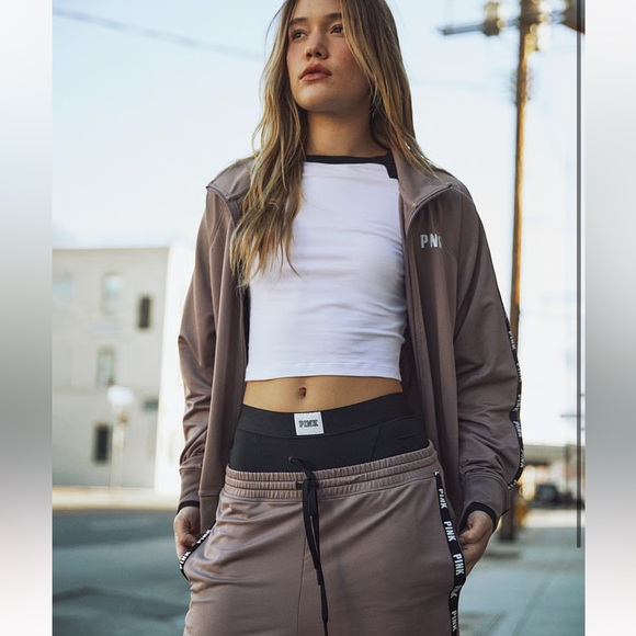 NWT Victoria's Secret Pink Cropped Long-sleeve Raglan Top - Picture 3 of 6